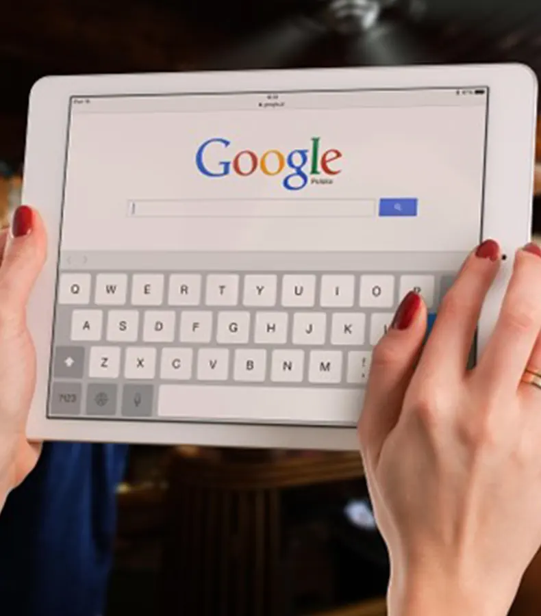 assistance-numerique-recherche-internet-tablette-catherine-robin Personne effectuant une recherche Google sur une tablette, illustration de l’assistance numérique et de l’aide aux démarches en ligne