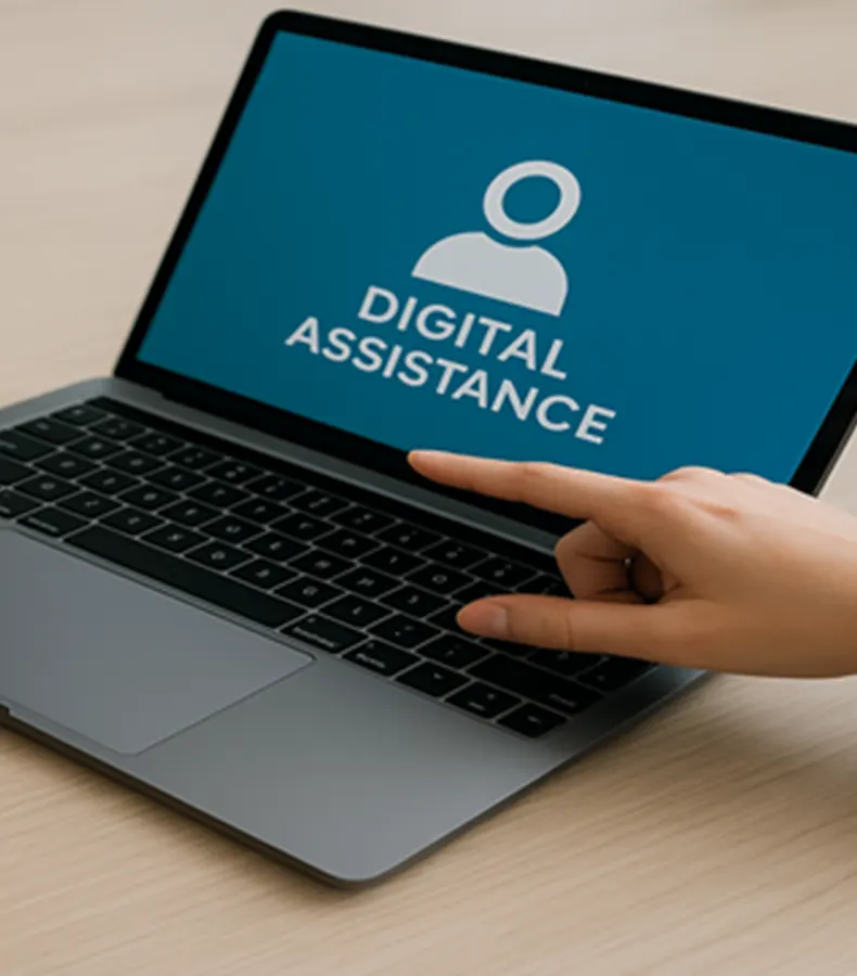 assistance-numerique-smartphone-ordinateur Deux personnes utilisant un smartphone et un ordinateur pour recevoir une assistance numérique personnalisée.<br />