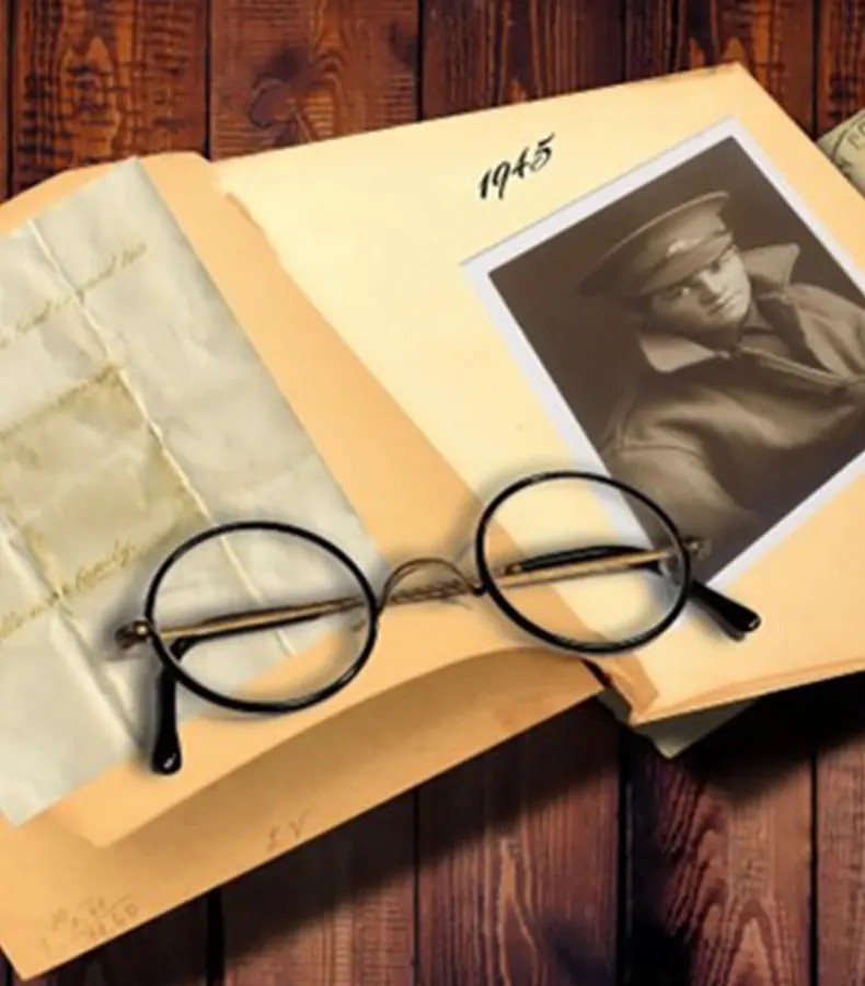 biographie-documents-anciens-photos-1945-catherine-robin Documents anciens et photographie de 1945 posés sur une table en bois, symbolisant la mémoire familiale et les récits de vie.<br />