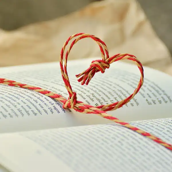 biographie-recits-de-vie-ecrivaine-publique Livre ouvert avec un cœur en ficelle – écriture de biographie et récits de vie personnels