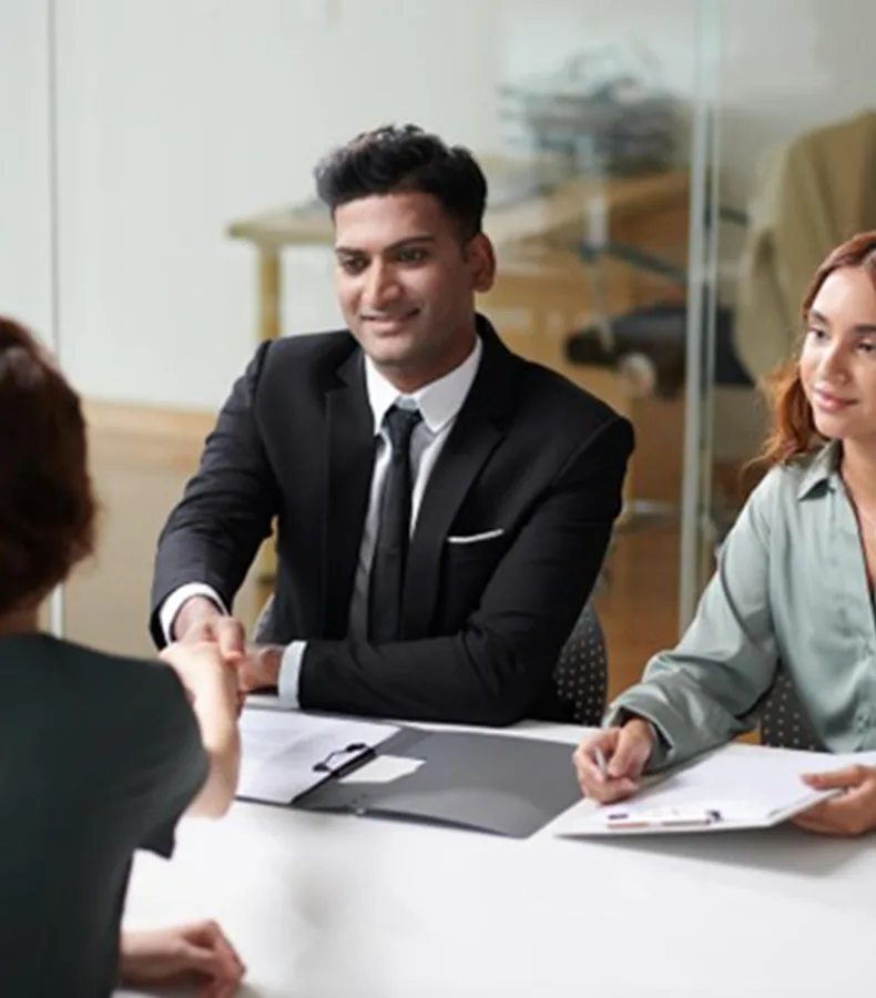 cas-pratique-cv-lettre-de-motivation-entretien-recrutement Candidat en entretien d’embauche face à deux recruteurs – cas pratique de CV et lettre de motivation