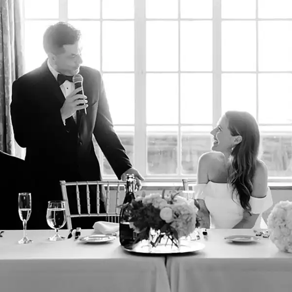 discours-prendre-la-parole-ecrivaine-publique Écrivaine publique préparant un discours de mariage – aide à la rédaction et à la prise de parole